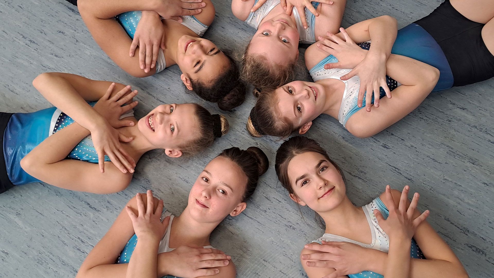 Das GAK-Turnteam der WK IV als Landes-Vizemeister – oben links Emma Eggenstein, rechts Mieke Wachtlin. Unten von links Celina Bouchiba, Merle Neumann- Silkow, Sophie Schönherr und Louisa Heduschke. | Foto: ein