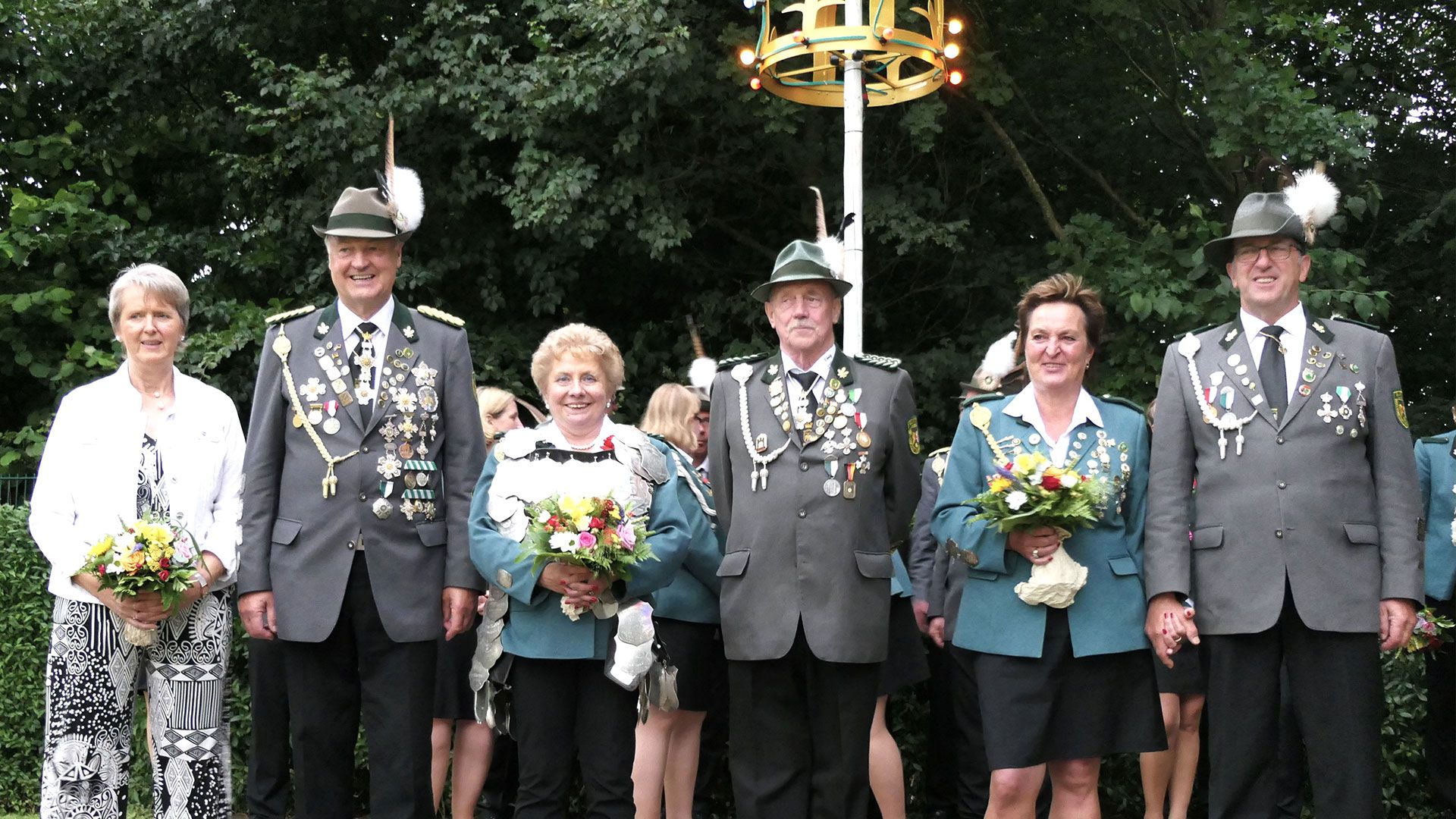 Schützenkönigin Sabine Rüffer "die Erste" mit ihrem Ehemann Hansi Rüffer (Mitte) als Adjutant und Adjutantin Corinna Thormählen und Ehemann Alfred, sowie Wilfried Stresow (links) mit Ehefrau Christa. | Foto: SV Elstorf