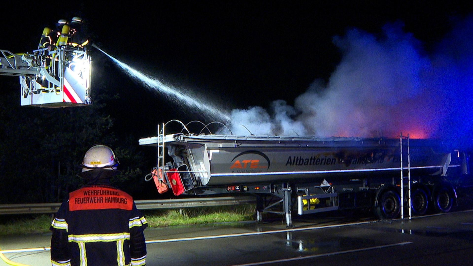 Ein LKW mit 25 Tonnen Altbatterien stand auf der A1 in Flammen. Foto: HamburgNews