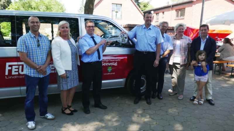 Es freuten sich mit Seevetals Bürgermeisterin Martina Oertzen: Marko Rippe (von links, Gemeinde Seevetal), Ortsbrandmeister Thomas Micketeit, Vize-Gemeindebrandmeister Andreas Brauel, Seevetals Verwaltungsvize Dirk ter Horst, Berit Rohte (Ausschuss für Feuerschutz) und Thorsten Hein (Gemeinde Seevetal). | Foto : ©FF Seevetal