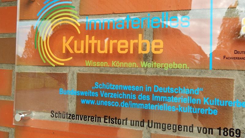 Das neue Schild "Kulturerbe" hängt am Elstorfer Vereinshaus  | Foto: ein