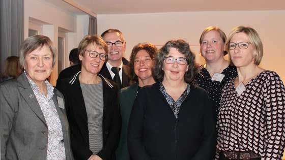 Karin Jakubowski (von links, Fachbereichsleiterin der Lebensberatung des Diakonischen Werks in Winsen), Anette Randt (stellvertretende Landrätin des Landkreises Harburg), Uwe Lehne (Leiter der Polizeiinspektion Harburg), Andrea Schrag (Gleichstellungsbeauftragte des Landkreises Harburg), Dorothea Blaffert (Pastorin der Ev.-luth. Kirchengemeinde Rosengarten, stellvertretende Superintendentin des Ev.-luth. Kirchenkreises Hittfeld und Vorsitzende des Vereins Gewalt überwinden e.V.), Dörthe Heien, Dipl.-Pädagogin, und Christine Arndt, Sozialpädagogin, (Beratungsstelle für gewaltbetroffene Mädchen und Frauen und BISS). | Foto: C. Wöhling