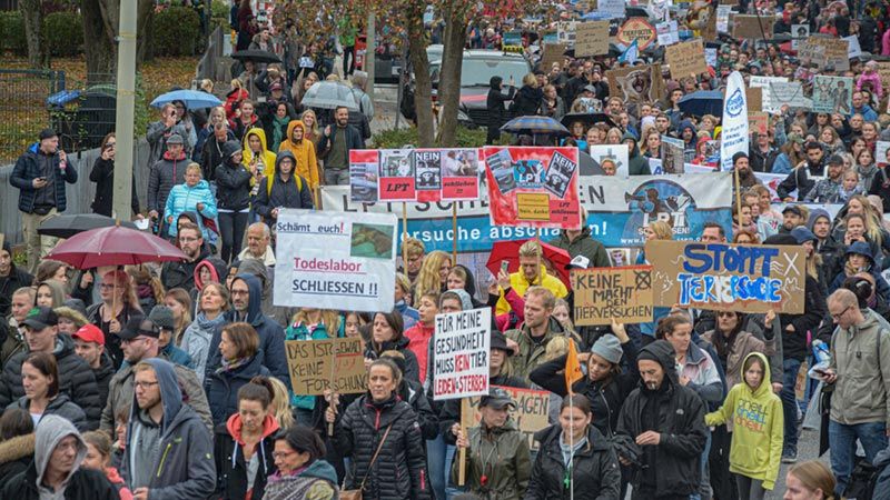 Die Bemühungen der Tierschützer wie hier bei der großen Demonstration in Neugraben am 20. Oktober 2019 zeigen Erfolg: Der Landkreis Harburg machte das LPT-Labor in Mienenbüttel dicht. | Foto: Niels Kreller