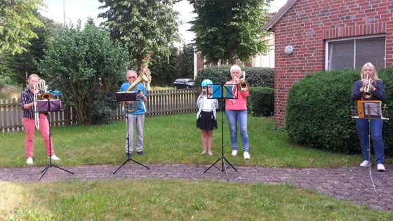 In wechselnder Besetzung – hier mit Tenorhorn – musiziert die Bläsergruppe um Cornelia Brauns-Porth nach dem Glockengeläut in Ashausen. | Foto: ein