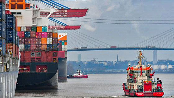Auf der Al Bahia am Container-Terminal Altenwerder gab es heute einen Chemieunfall. | Foto: HamburgNews
