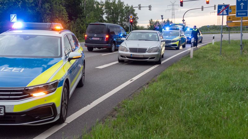 An der Autobahnauffahrt der A1 nach Bremen konnte die Polizei den Mercedes der Einbrecher stoppen. | Foto: JOTO