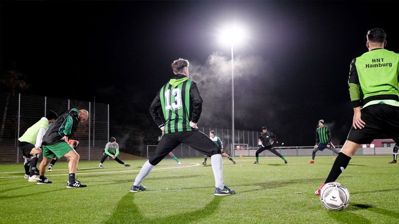 Trainer David Aslan und die HNT-Fußballer. | Foto: HNT