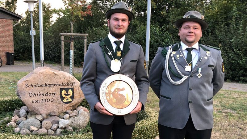 Vizekönig 2022 der Schützenkameradschaft Ohlendorf wurde Tobias Buhrow (links), hier mit seinem Adjutanten André Kurth. Buhrow ist der jüngste Vizekönig der Vereinsgeschichte. | Foto: ein