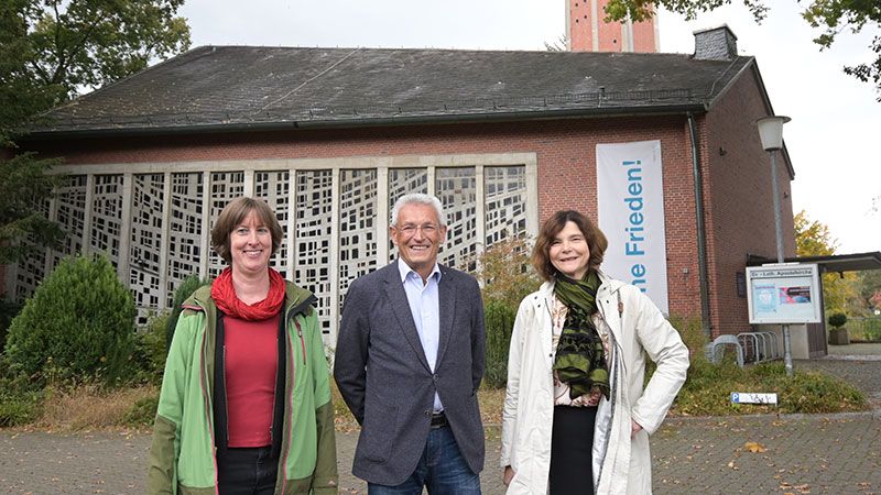 Freuen sich über die Spende des Bezirks an die Apostelkirche: Diakonin Rena Lewitz (links), Bezirksamtsleiterin Sophie Fredenhagen und Dr. Ulrich Schäfer. | Foto: Niels Kreller