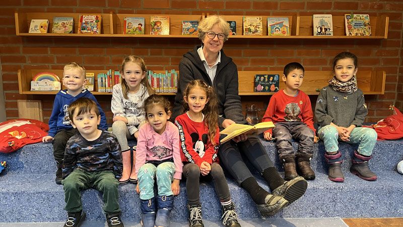 Seevetals Bürgermeisterin Emily Weede inmitten von Kindern der „Bergriesen-Gruppe“ aus der Kita Mattenmoor. | Foto: Gemeinde Seevetal