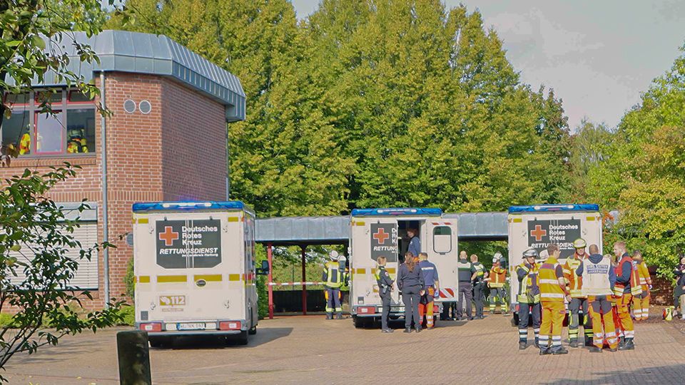 Pfefferspray löste heute an der Oberschule Meckelfeld einen Großeinsatz von Polizei und Feuerwehr aus. | Foto: Lenthe-Medien