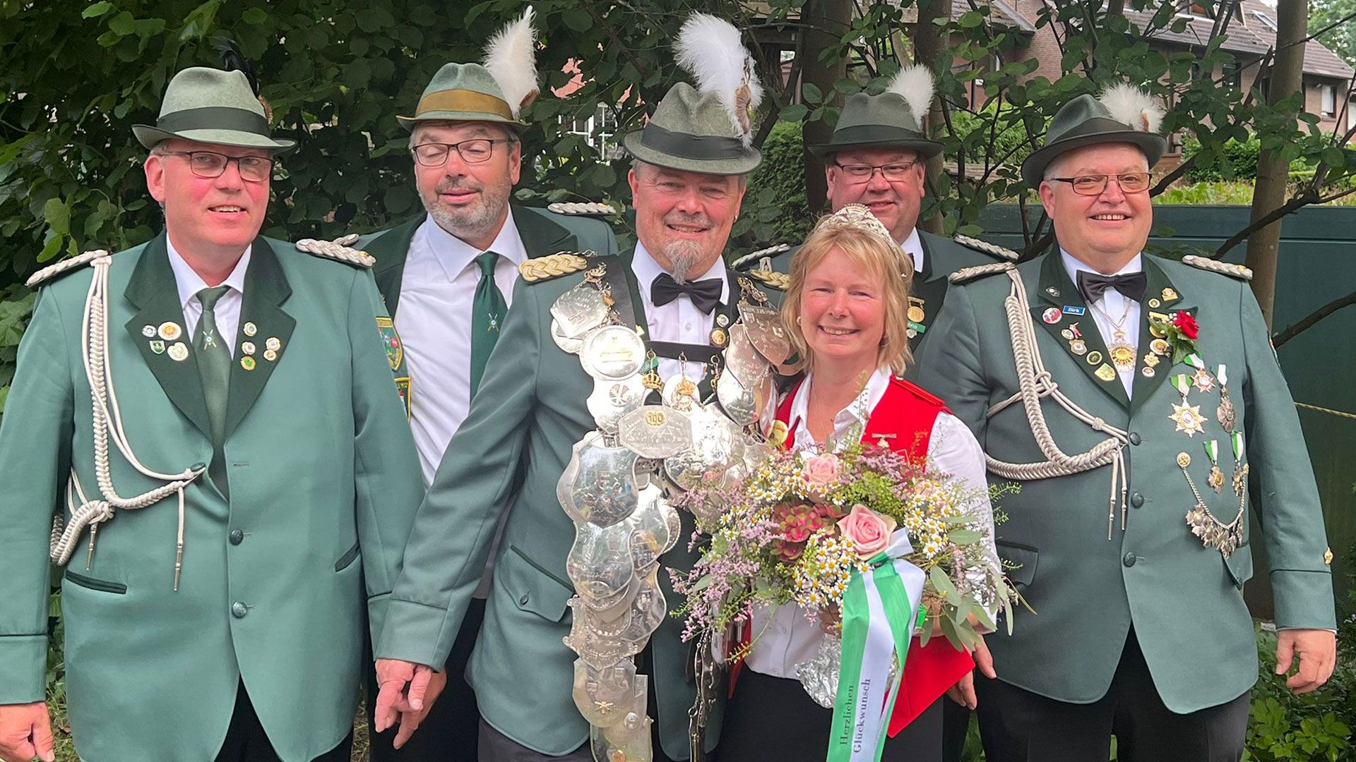Der neue Fischbeker Schützenkönig Michael Paul und seine Königin Anja (Mitte) mit den Adjutanten Dirk Eggers, Jens Matthies, Jens Thiemann sowie Peter Schönteich. | Foto: SV Fischbek
