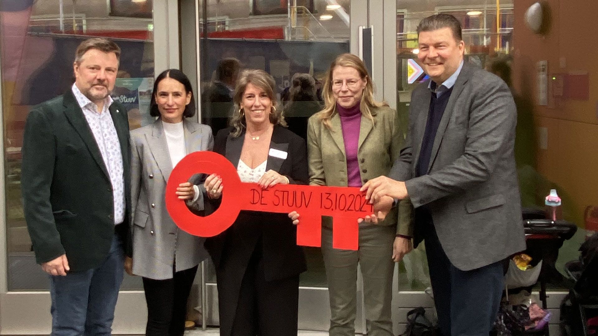 Herzlich willkommen im „de Stuuv“: Carsten Prante (Geschäftsführer DRK-Pädagogik gGmbH, v. l.), Mandy Herrmann (GMH), DRK-Projektleiterin Ömür Karabakan-Agemo, Sozialdezernentin Dr. Anke Jobmann, Finanzsenator Dr. Andreas Dressel. | Foto: DRK Harburg