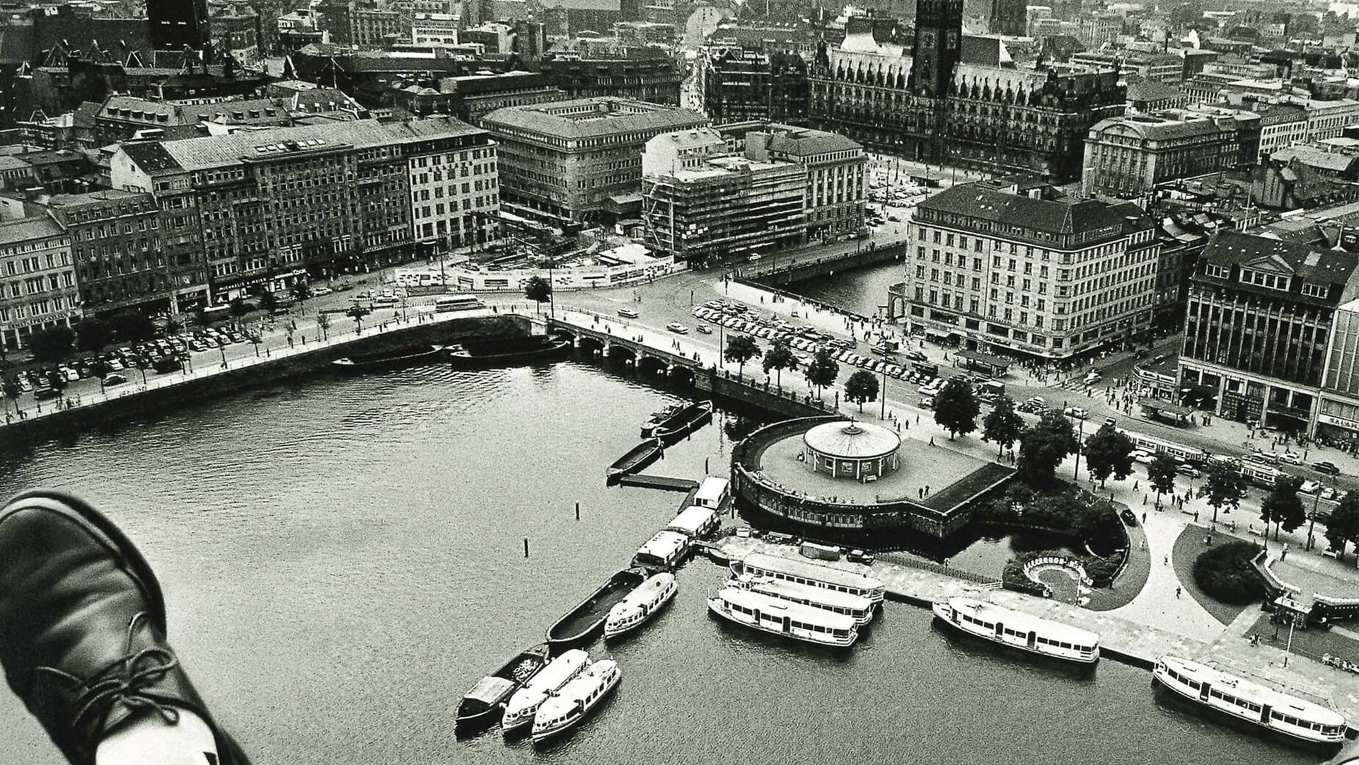 die 1950er und 60er Jahre - Aufbruchstimmung in Hamburg, die Stadt ist auf dem Weg zur Metropole. Fotograf Günther Krüger hat diese Zeit aus der Vogelperspektive dokumantiert. Foto. Günther Krüger