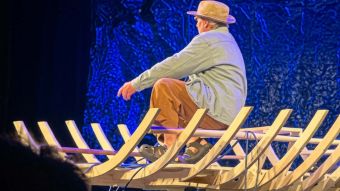 Noch bis Sonnabend, 10. Oktober, im Harburger Theater zu erleben: Stefan Hallmayer begeistert als "Fischer Santiago". Foto: Hans-Ulrich Niels