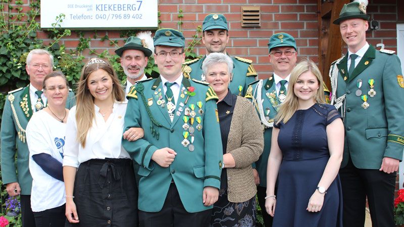 Christoph " der PS-Starke" Piotrowski mit Freundin Kimberley Kwoka und seinem Team vom Schützenverein Vahrendorf. | Foto: Wolfgang Gnädig