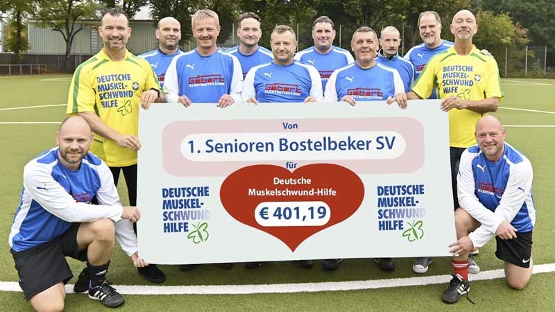 Das Team vom Bostelbeker SV überreicht Andreas Kaiser (2. Vors. der HAA) und Kai Bahl die Spende für die Muskelschwund-Hilfe. | Foto: Niels Kreller