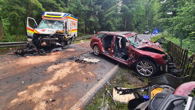 Am Sonntagabend stießen dieser Rettungswagen und der Audi zwischen Sprötze und Kakenstorf frontal zusammen. | Foto: HamburgNews