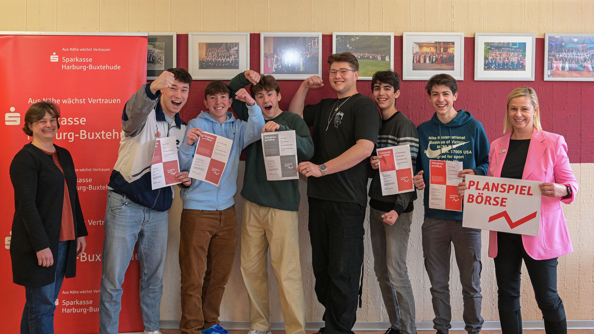 Kathrin Rotsch von der Sparkasse Harburg-Buxtehude (rechts) gratulierte Lehrerin Mirna Timmermann, Vincent Wolf, Joshua Rosendahl, Florian Dittmer, Tom Codini, Josh Schweinberger und Thies Pilgrim (von links) zum erfolgreichen Abschneiden beim Planspiel  Börse. | Foto: ein