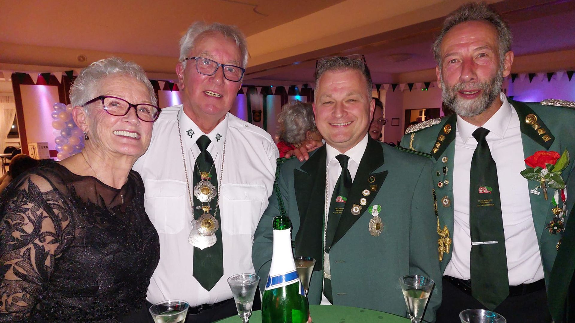 Gutgelaunte Hausbrucher Aktive trotz Schützenballs statt Königsballs: Damen-Vizekönigin Sylvia Isack (von links), Adjutant Lothar Isack, Vizekönig Daniel Herrmann und Adjutant Hans-Heiner Fischer. | Foto: SV Hausbruch