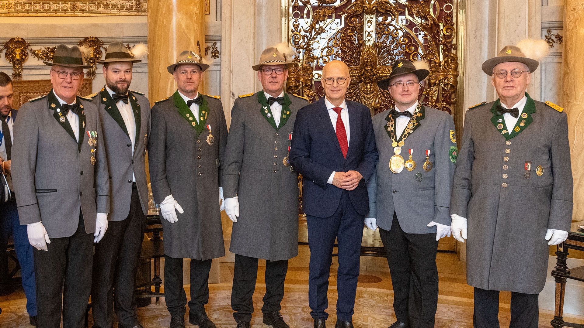 Die Harburger Schützengilde überbrachte Bürgermeister Dr. Peter Tschentscher heute am Neujahrstag beste Wünsche für das neue Jahr und eine Einladung zum Spargelessen. | Foto: Niels Kreller