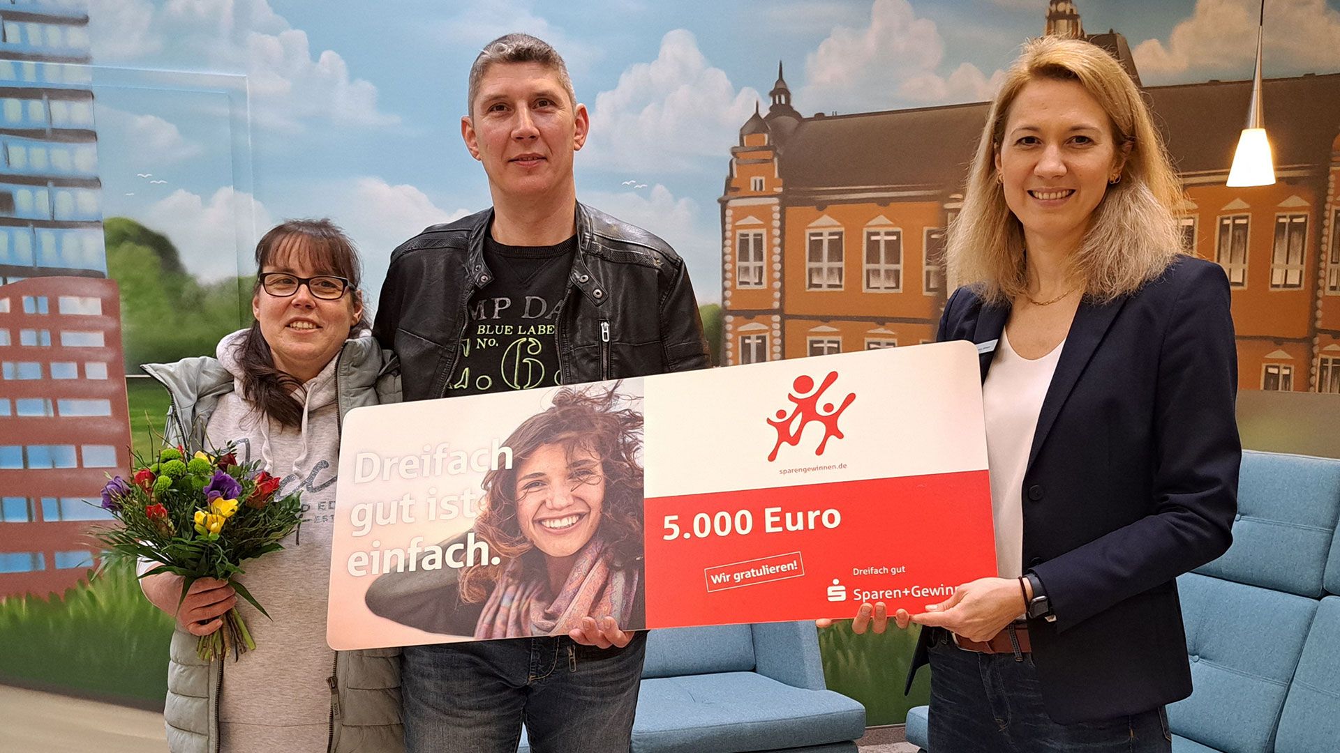 Mathias Böckmann und Mandy Beckmann aus Toppenstedt-Tangendorf freuen sich über den Scheck, den ihnen Sophia Aßmann von der Sparkasse Harburg-Buxtehude überreichte. | Foto: ein