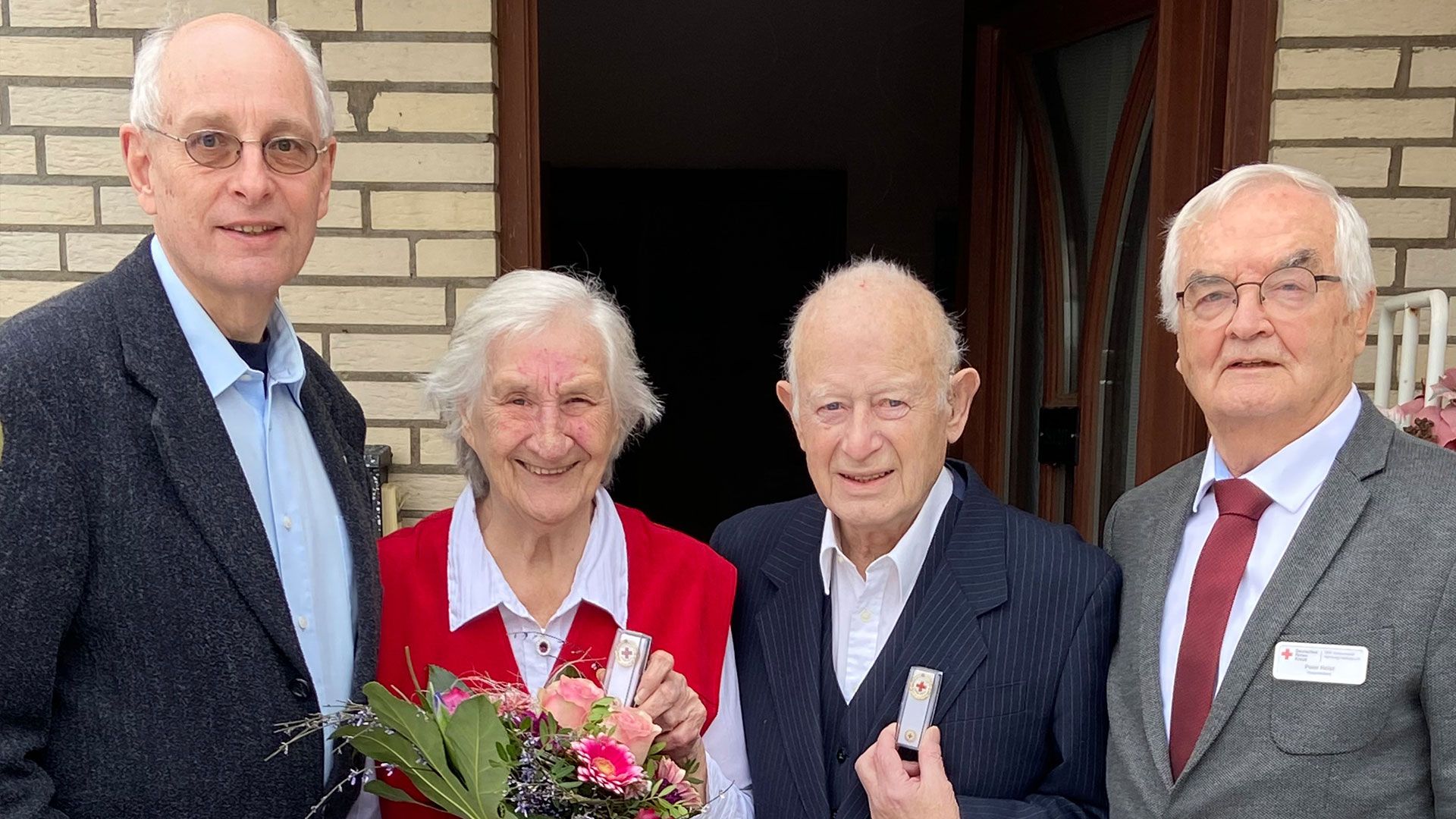 Danke für 70 Jahre! Dr. Andreas B. Kummer, Leiter Ehrenamtliche Sozialarbeit DRK Harburg (l.) und DRK-Vizepräsident Peter Holst (r.) überreichten die Ehrennadeln an Gertrud und Ernst Singer aus Fischbek. | Foto: DRK Harburg