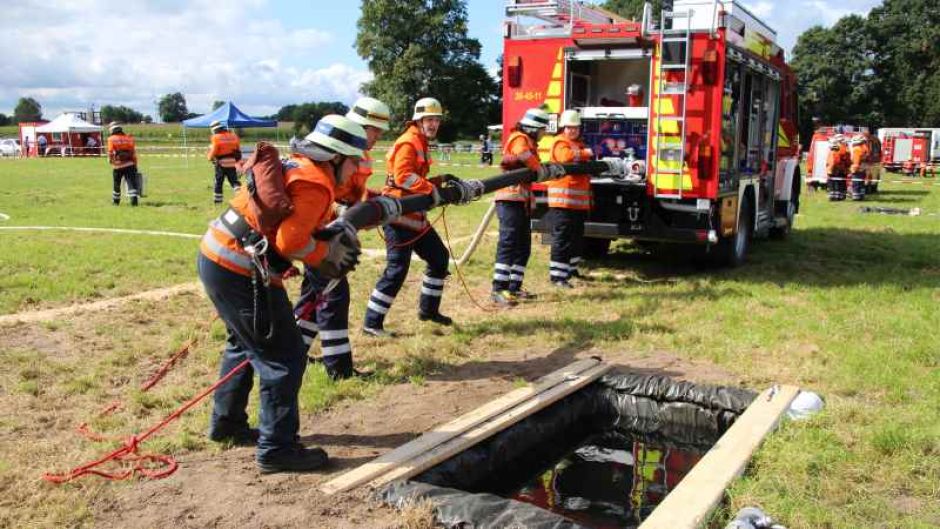 Eine Wasserversorgung, ein Löschangriff und das Vorgehen von einem Turm waren einige der Aufgaben, denen sich die Wettbewerbsgruppen in Regesbostel stellen mussten | Foto: ein