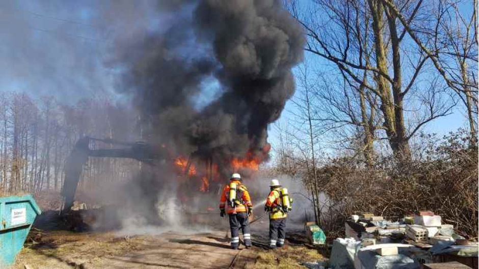 In voller Ausdehnung brannte am Montag ein Bagger bei Hörsten, die Feuerwehr Seevetal löschte den Brand. | Foto: ein
