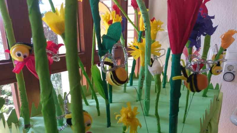 Selbst gebastelte Blumenwiese für das Bienenprojekt. | Foto: ein