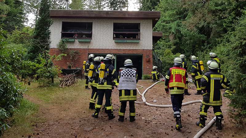 In Bendestorf waren drei Feuerwehren im Einsatz, um ein Feuer in einem Wohnhaus zu löschen. | Foto: ein