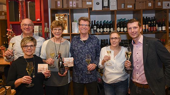 Brigitte und Martin Heitzmann vom Eiskeller und Alexander Stein (Haspa) mit den glücklichen Gewinnern.