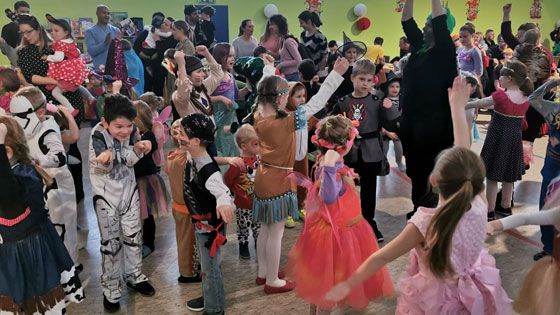 Kinder aus Elstorf und der Umgebung sorgten beim Kinderfasching des Carneval-Clubs Süderelbe (CCS) für ein buntes Bild in der Elstorfer Mehrzweckhalle. | Foto: ein