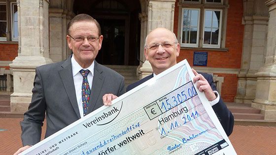Dieter Bahlmann (links) bei einer Scheckübergabe an den ehemaligen Harburger Bezirksamtsleiter Torsten Meinberg vor dem Harburger Rathaus. | Foto: ein