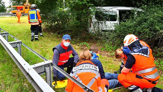 Am Maschener Kreuz wurde ein 57-jähriger Mann schwer verletzt, als er mit seinem Keinbus in die Leitplanke fuhr. | Foto: HamburgNews