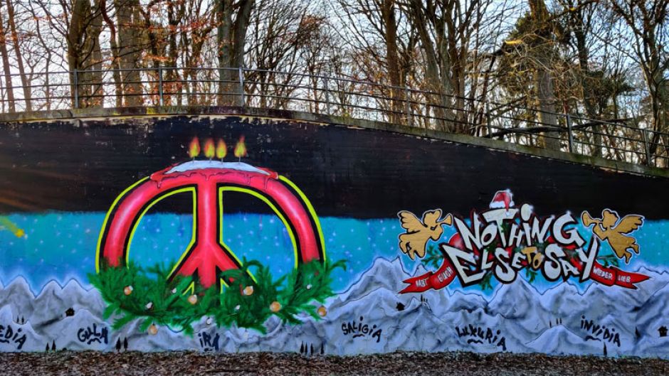 Das Weihnachtsgraffiti des Harburger Künstler Brozilla in der Haake ist fertig. | Foto. Brozilla