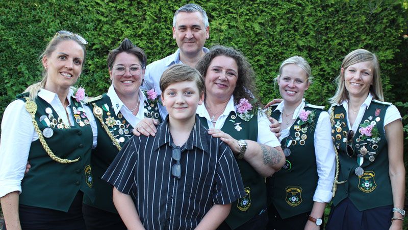 Königin und Adjtantinnen im SV Moor: Mareike Krüger (von links), Dörte Nitsche, Louis, René Rabeler, Cindy Rabeler, Isabell Freudenberg und Tanja Feilitz. | Foto: SV Moor