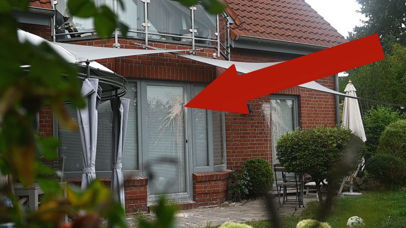An der Terrassentür des Hauses ist die Farbe nach dem Anschlag deutlich zu sehen. | Foto. HamburgNews