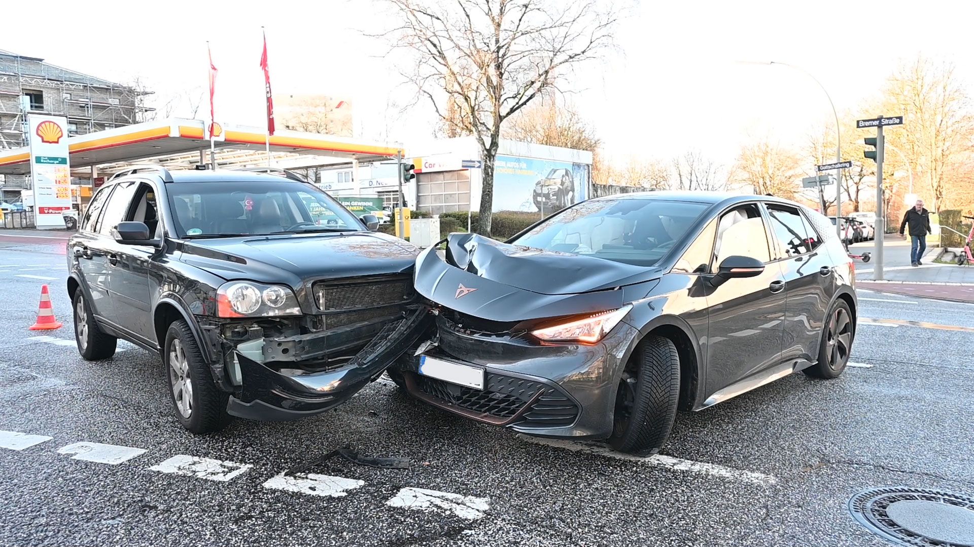 DIeser Volvo und der Cupra crashten auf der Bremer Straße frontal zusammen. | Foto: HamburgNews