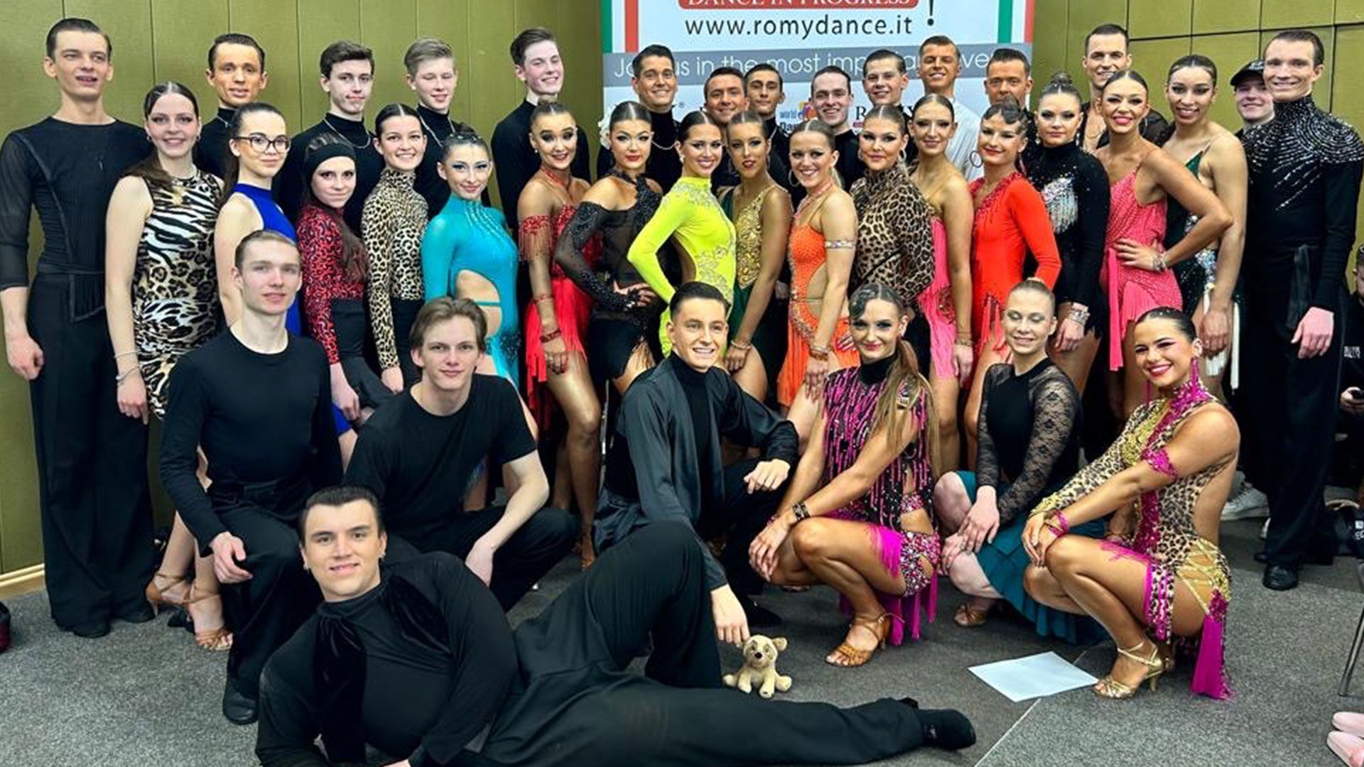 Gruppenfoto der erfolgreichen Paare von Blau-Weiss Buchholz beim Tanzturnier um das "Blau Band der Spree" in Berlin. | Foto: privat