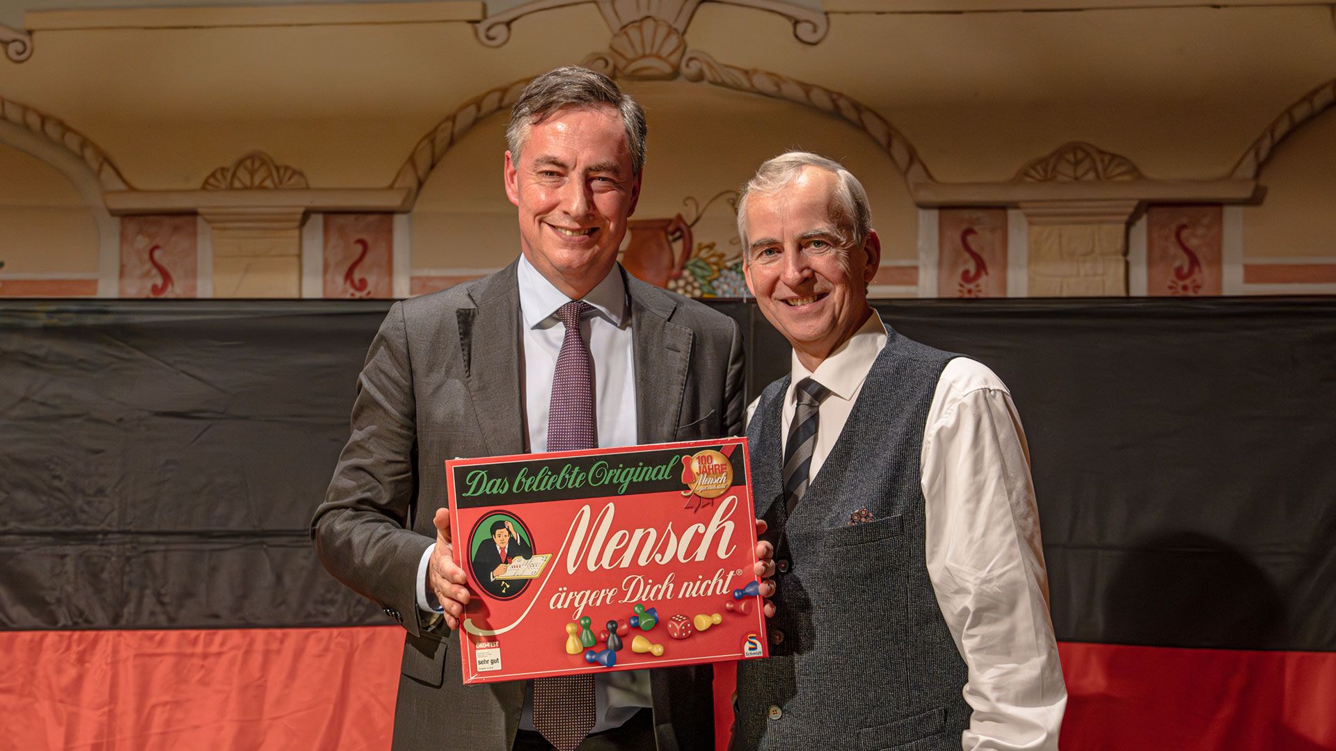 Nach seiner Rede bekam David McAllister (links) von Gastgeber Rainer Bliefernicht das traditionelle Geschenk: Ein "Mensch ärgere Dich nicht". Denn auch in der Politik solle man sich nicht ärgern lassen, sagte Bliefernicht. | Foto: Niels Kreller