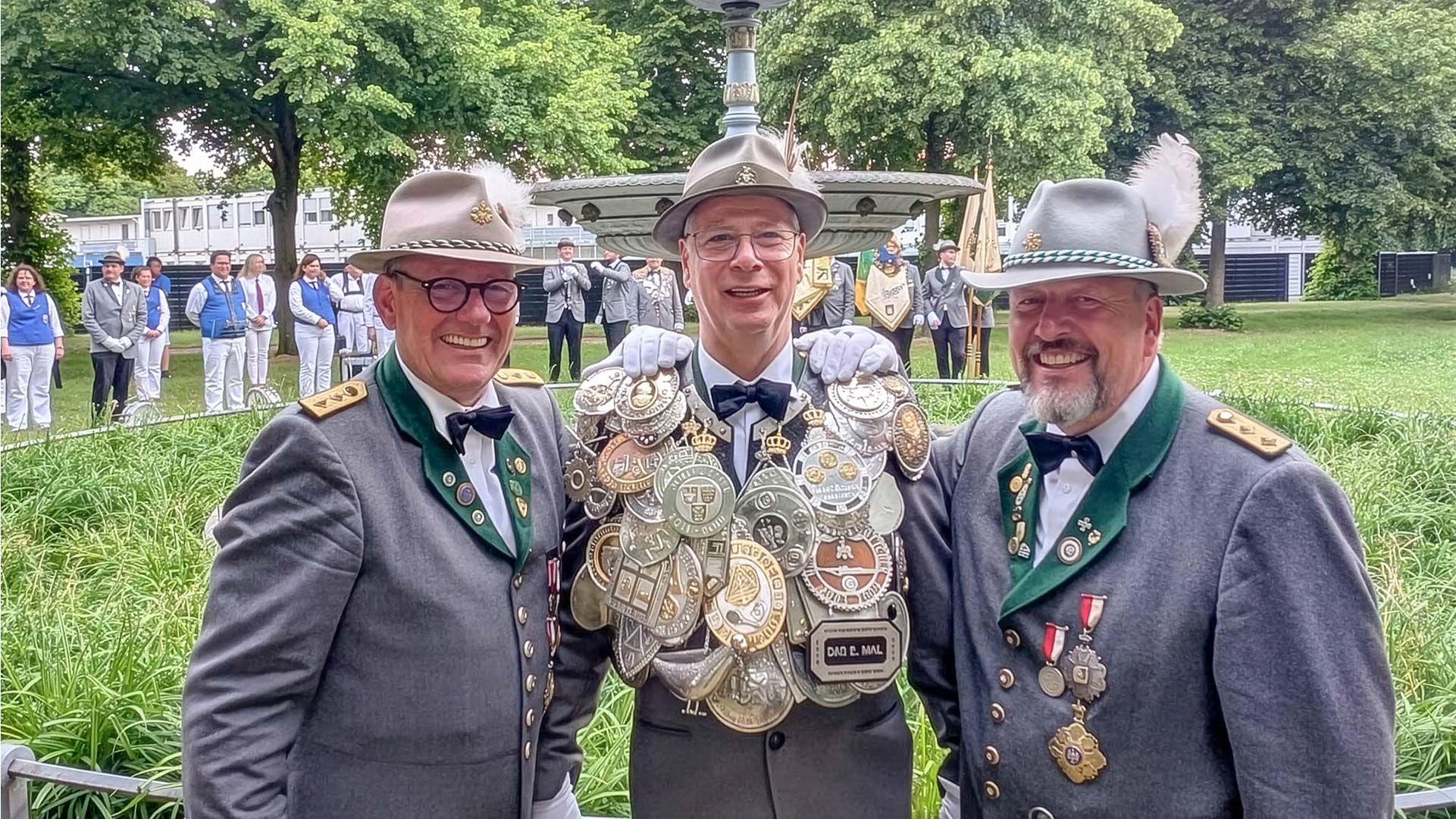 Der neue Gildekönig Thomas Michel (Mitte) großer Königskette bei der Proklamation. Ihm zur Seite stehen die beiden Schaffer Jörg Geffke (links) und Frank Stadler. Foto. Niels Kreller
