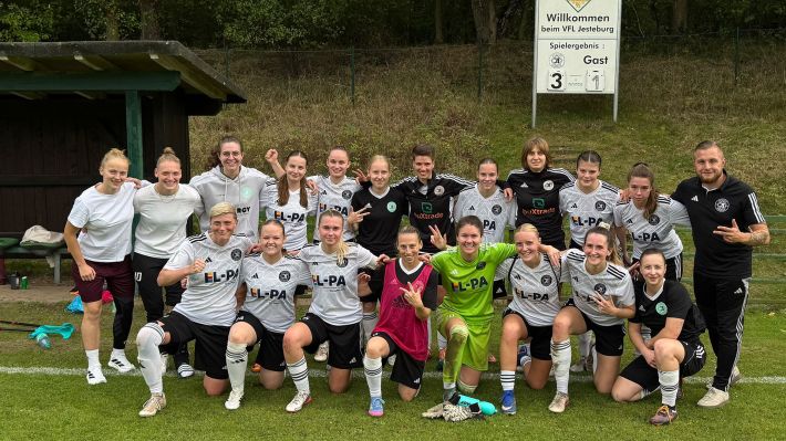 Gute Laune bei den Spielerinnen, Trainern und Betreuern nach dem 3:1-Sieg des Frauen-Fußball-Teams vom FC JesBe gegen die Mannschaft vom SC Spelle-Venhaus. Foto: FC JesBe