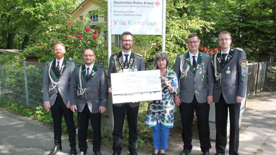 Die Rönneburger Königs-Adjutanten Michael Kusen (von links) und Tobias Bahl, Schützenkönig Lars Balhorn, die langjährige Kita-Leiterin Brigitte Pawlik-Overdick sowie die Adjutanten Steffen Balhorn und Thomas Neumann nach der Scheckübergabe. | Foto: ein