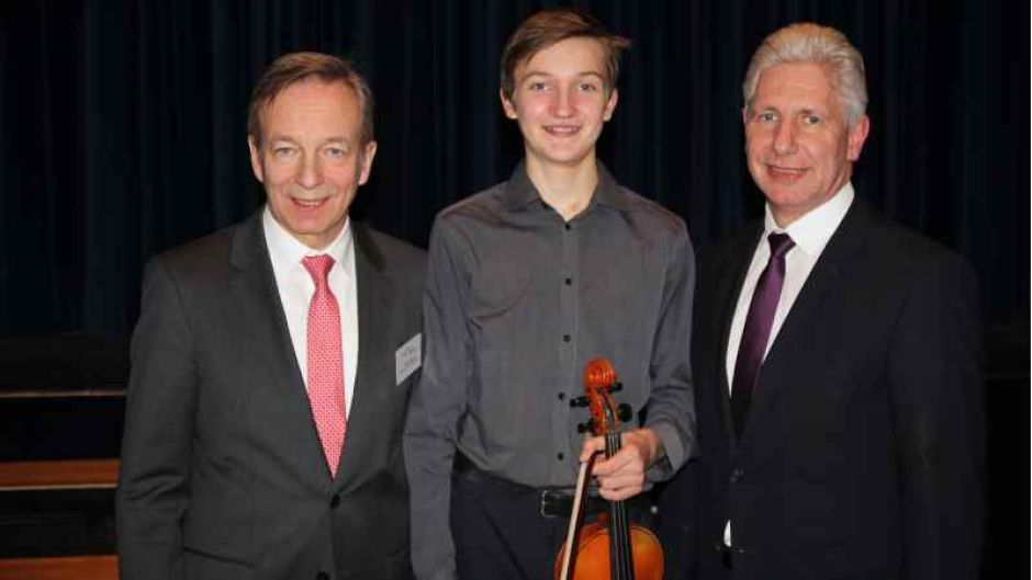 Heinz Lüers (Vorstandsvorsitzender der Sparkasse Harburg-Buxtehude), Ludwig Dorner (Preisträger Blauer Löwe 2017) und Rainer Rempe (Landrat des Landkreises Harburg) bei der Verleihung des Blauen Löwen. | Foto: ein