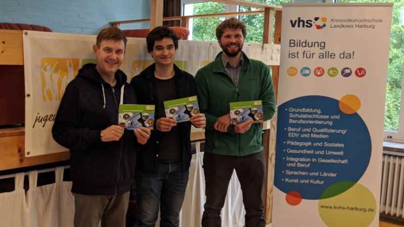 Reinhard Schünemann (von links), Jugendpfleger der Offenen Jugend Rosengarten, Zafer Otamatik Scheel, Kursleiter und Stefan Baumann, Leiter der KVHS Landkreis Harburg, freuen sich auf das gemeinsame Projekt. | Foto: ein