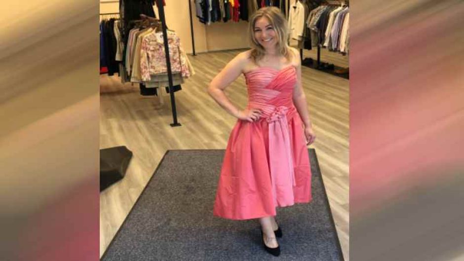 DRK-Mitarbeiterin Rosa Schlottau zeigt eines der eleganten Kleider, das sie bei der Modenschau am verkaufsoffenen Sonntag im DRK-Shop „Schwester Henny“ präsentieren wird.  | Foto: ein