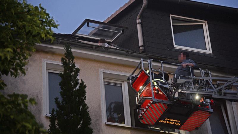 Die Feuerwehr musste vier Personen aus höher gelegegen Stockwerken über eine Drehleiter retten. | Foto: André Lenthe Fotografie