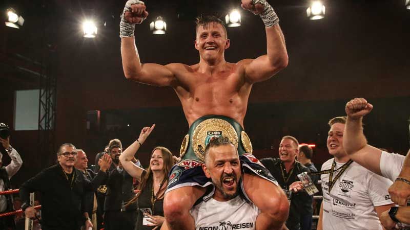 Weltmeister: Am Samstagabend errang Sebastian Formella "Hafen-Basti" den IBO-Weltmeistergürtel gegen Titelverteidiger Tulani Mbenge in der CU Arena. | Foto: Torsten Helmke/Michael Schwartz
