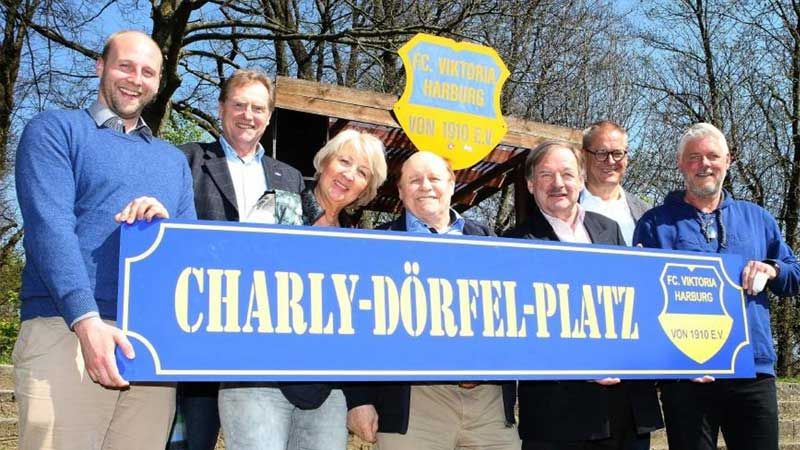 Freuen sich auf die Umbenennung der Spielstätte des FC Viktoria Harburg in „Charly-Dörfel-Platz“: S. Altstädt, H. Frank, L. Dörfel, Charly Dörfel, D. Fischer, C. Byernetzki und M. Krivohlavek (v.L.n.R.). | Foto: Public Address Presseagentur/Stefan Hoyer